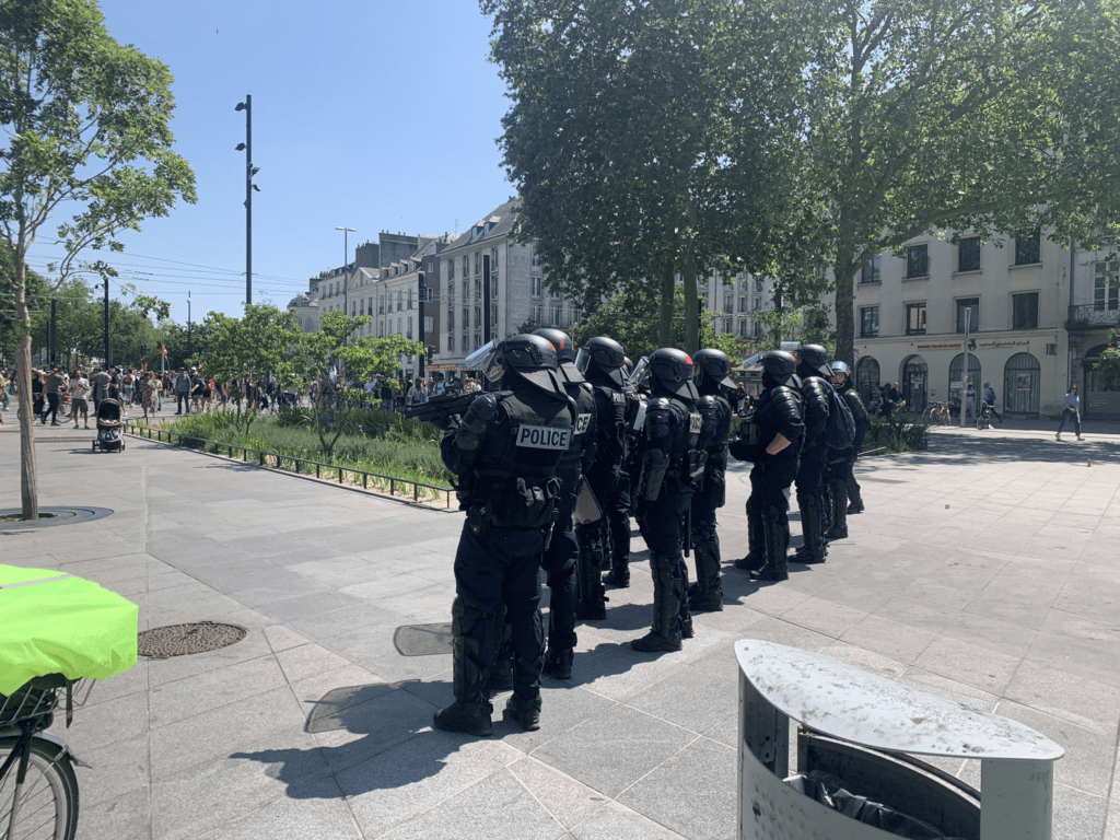 Image de FDO avec LBD lors de la manifestation du 6 juin à Nantes | @Nantesinfo44
