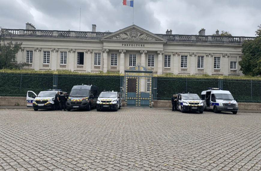 Camion de la police nationale devant la préfecture | @Nantesinfo44