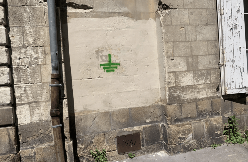 Logo des soulèvements de la Terre graffé sur un mur | @Nantesinfo44