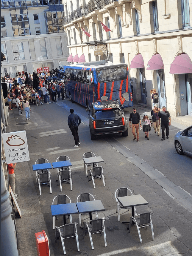 Le bus de l'équipe du Chili avant le départ vers la Beaujoire | Photo transmise à Nantes Info par Victoire Keravel