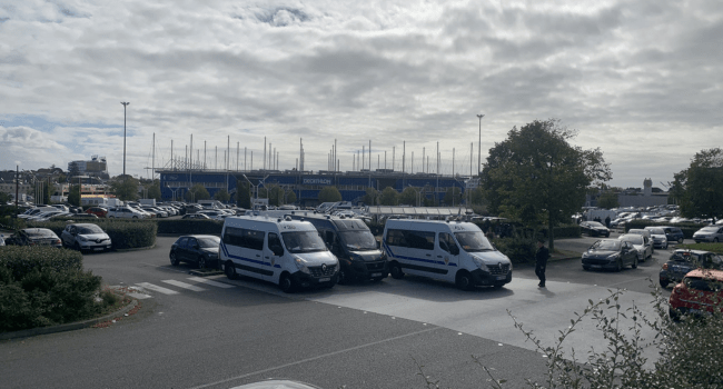 Plusieurs camions de CRS sur le parking d'Atlantis - Nantes Info
