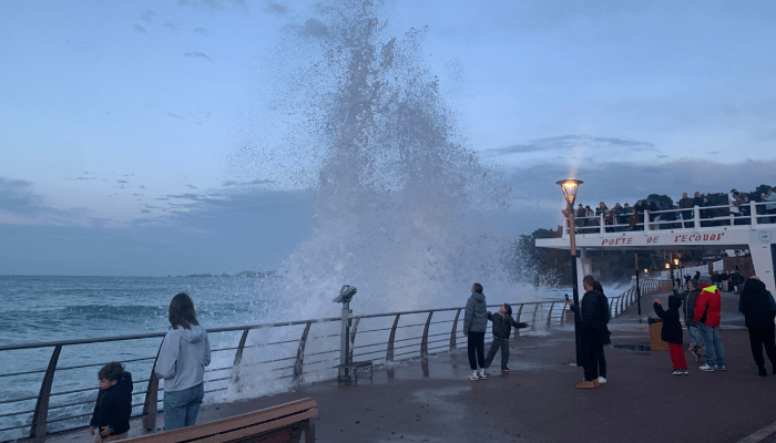 Les touristes les plus jeunes étaient impressionnés par la taille de certaines vagues - (TL - INF)