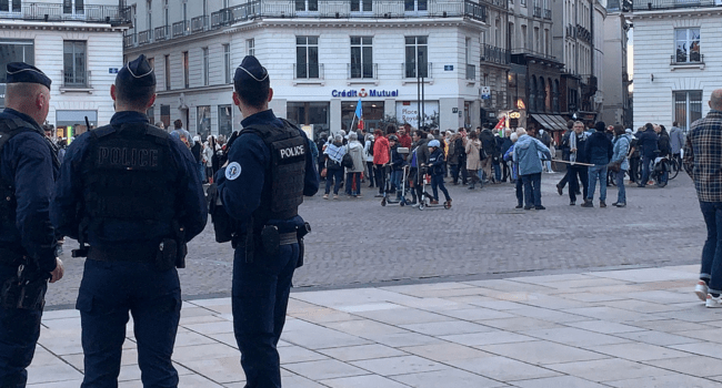 Policiers qui surveillent une manifestation à Nantes le 30 octobre | (T.L. - Nantes Info)