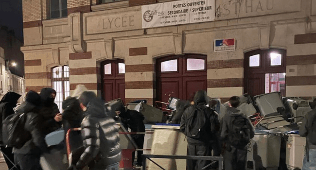 Le lycée Guist'hau bloqué le mardi 16 janvier contre la loi Immigration | Photo transmise à INF Nantes