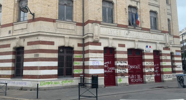 Des tags sur le lycée Guist'hau l'année dernière en marge du mouvement contre la réforme des retraites | T.L. - INF Nantes